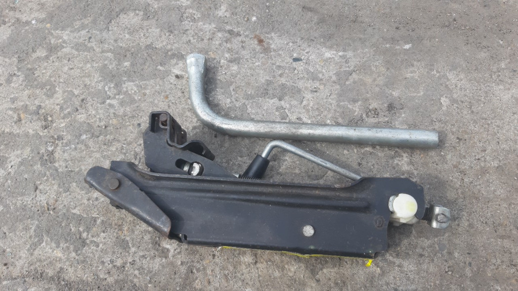 Cric cu cheie roti Audi A4 B8