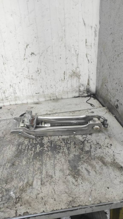 Cric VW golf 8l0011031a
