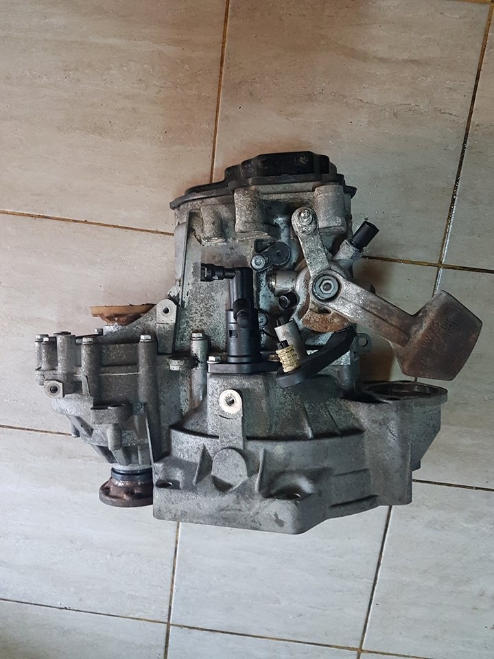 Cutie viteze manuala 5 trepte kbl 0A4300045M vw golf V 1.9 tdi bls 105 cai