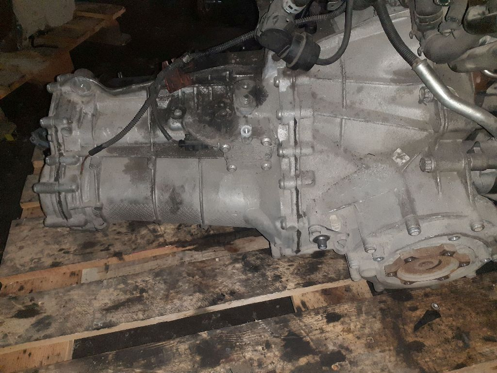 CUTIE VITEZE MANUALA 6 TREPTE AUDI A4 B8 2011 OEM:LLN.