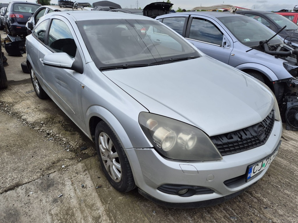 Dezmembram Opel Astra H GTC, an 2006, 1.6 Benzina cod 16XEP, cutie manuala