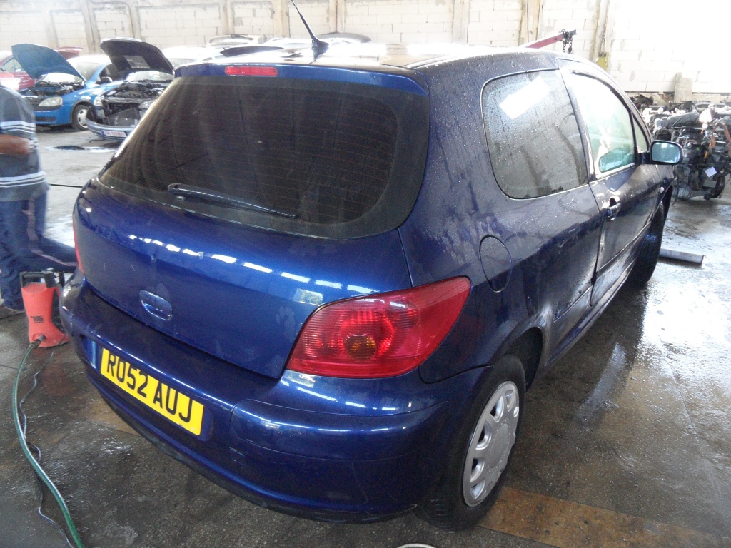 Dezmembram Peugeot 307 2 usi 2.0 benzina