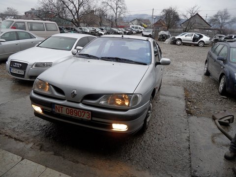 Dezmembram renault megane 1,6 benzina din 1999