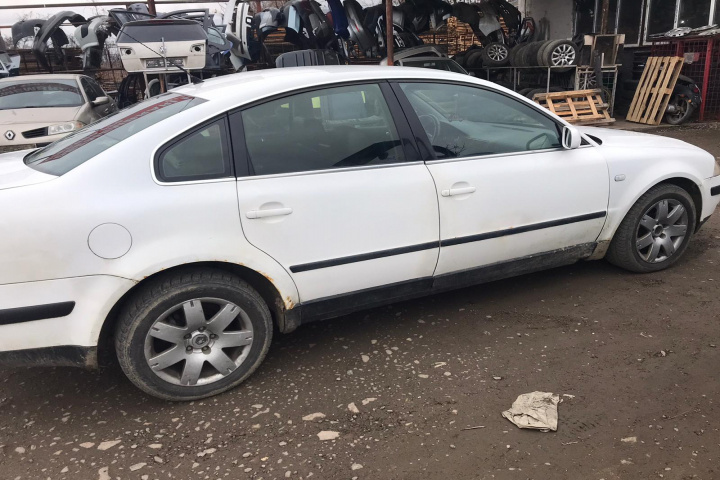Dezmembram Volkswagen Passat B5.5 [facelift] [2000 - 2005] Sedan 1.9 TDI 6MT (131 hp) Sedan ALB 4X4 AVF