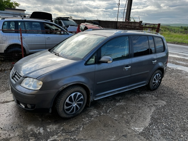 Dezmembram Volkswagen Touran [2003 - 2006] Minivan