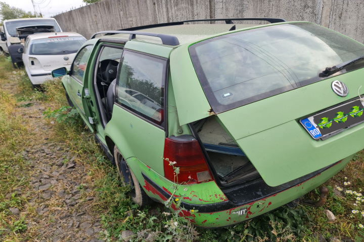 Dezmembram Volkswagen VW Golf 4 [1997 - 2006] wagon 1.9 SDI MT (68 hp)
