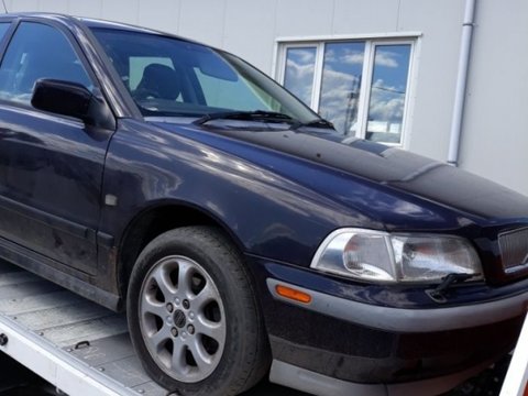 Dezmembram Volvo V40 1.8 benzina, din 2002