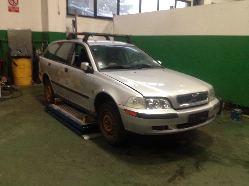 Dezmembram volvo v40 1.9 dci