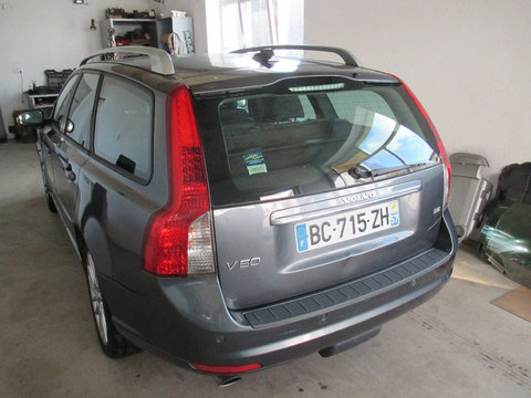 Dezmembram Volvo V50 facelift 2.4 D5 132kw euro 4 cod culoare 455-16 cutie automata xenon piele navigatie 2009