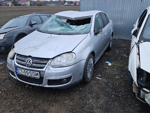 Dezmembram vw jetta 1.6 fsi cod BSE