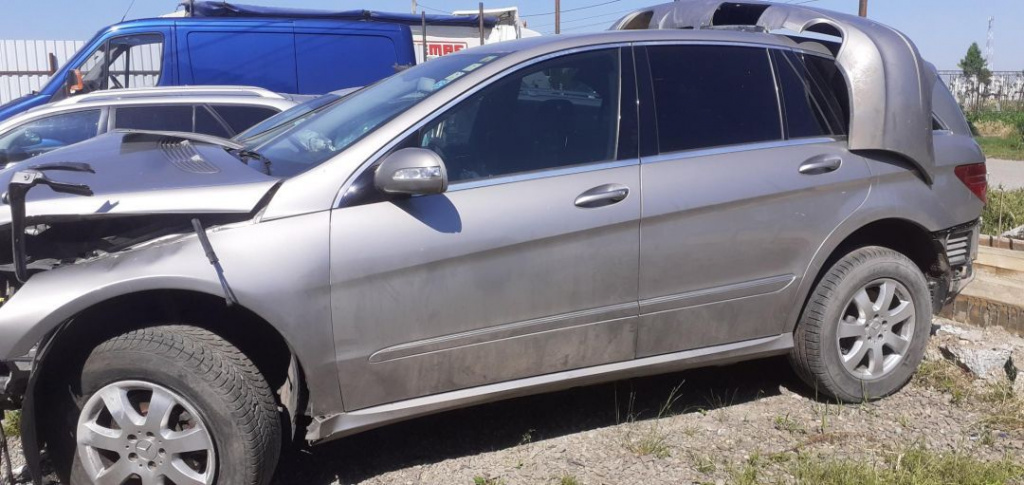 Dezmembrari Mercedes R Class 320cdi w251 motor 3.0 v6 tip om642 bara spate prag praguri interior consola centrala mmi navigatie scaun sofer scaun pasager haion haion cupola carenaj aparatori nori