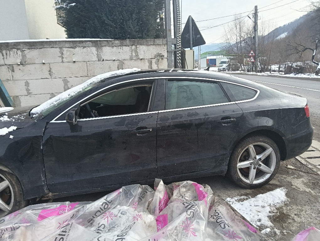 Dezmembrez AUDI A 5 MOTOR 2.0 AN 2010