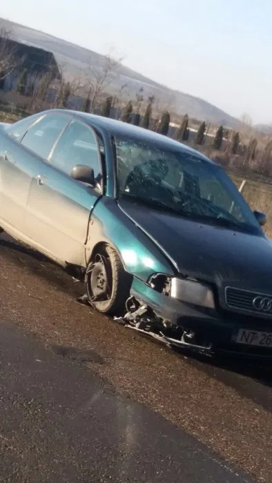 Dezmembrez audi A4 1.6 benzina cod motor