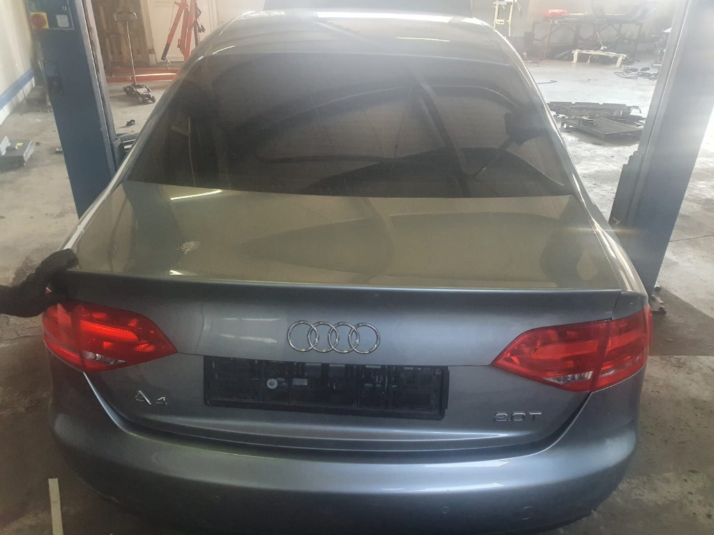 Dezmembrez Audi A4 B8 2009 berlina 2.0 TFSI