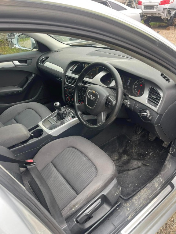 Dezmembrez Audi A4 B8 2009 combi 2.0