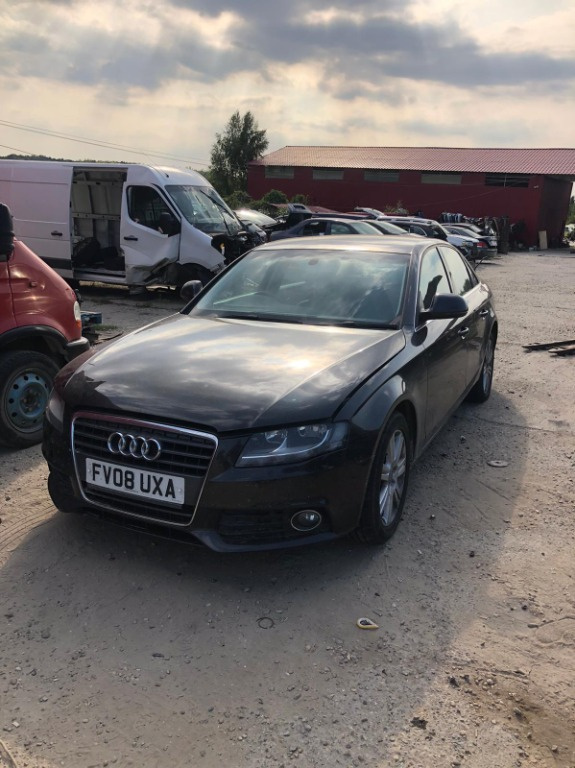 Dezmembrez Audi A4 B8 2010 berlina 2.0 d