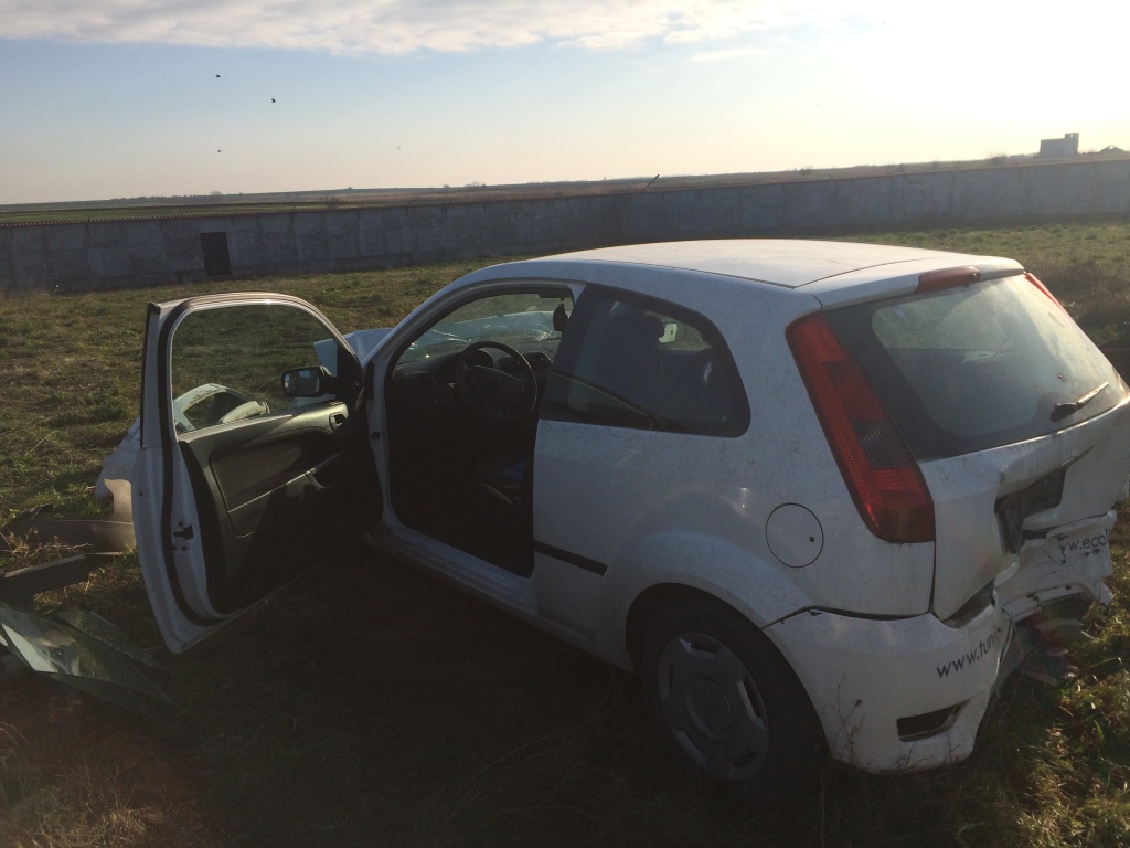 Dezmembrez ford fiesta 1.3 an 2004