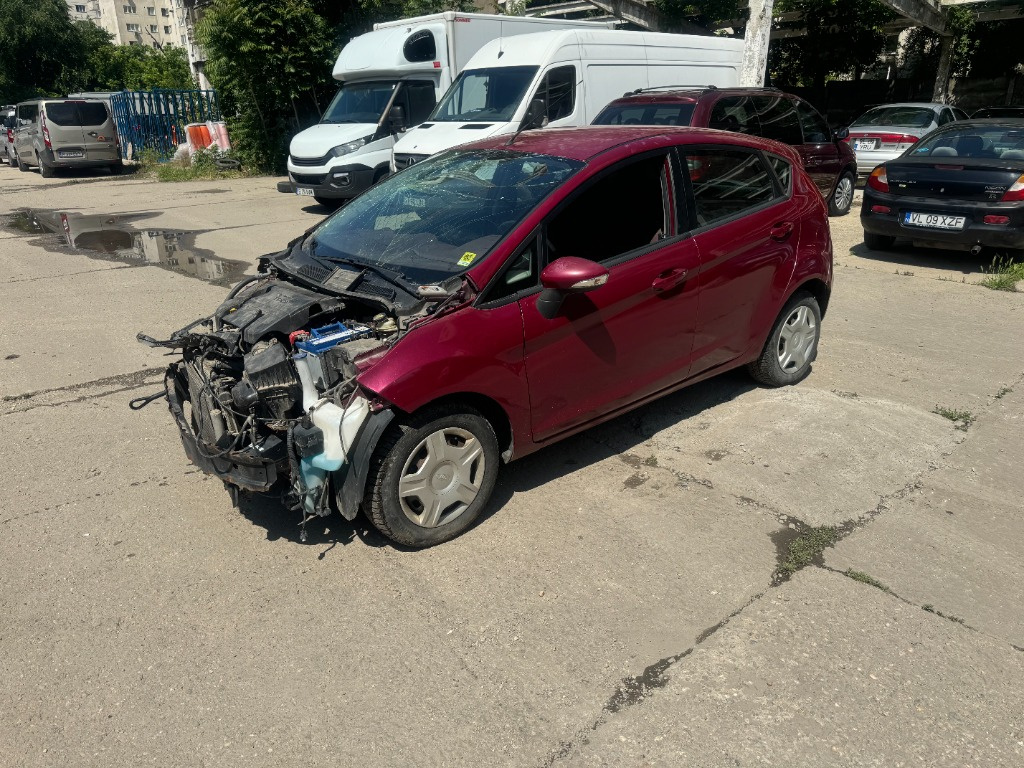 Dezmembrez ford fiesta mk 6 motor 1.4 tdci cod KVJA culoare caroserie visiniu ⭐⭐⭐