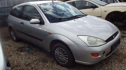 Dezmembrez Ford Focus 1 hatchback 3 usi 