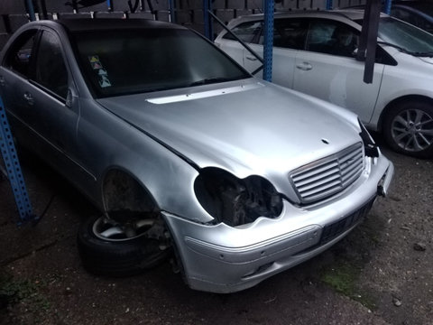 Dezmembrez Mercedes C Class an 2002