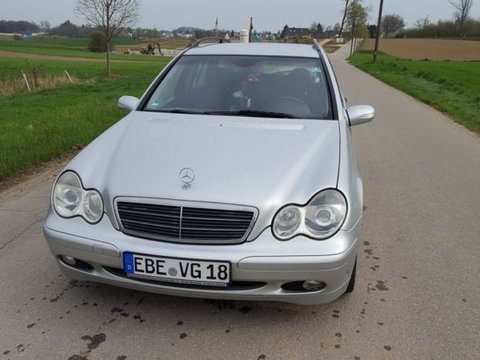 Dezmembrez Mercedes C Class w203 2.2CDI din 2003