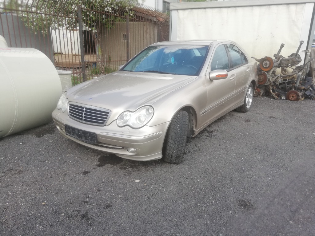 Dezmembrez Mercedes C Class W203 2.7 CDI motor 612 612962 an 2003