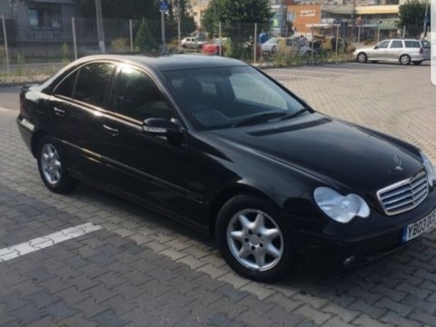 Dezmembrez Mercedes c220 W203