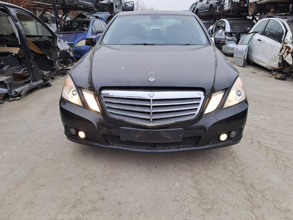 Dezmembrez Mercedes E Class 2.2 CDi an 2011 cod motor 651.925