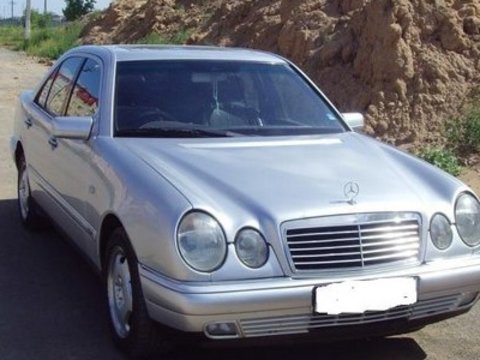 Dezmembrez Mercedes E300 W210 1998 177cp 3.0 d Automat