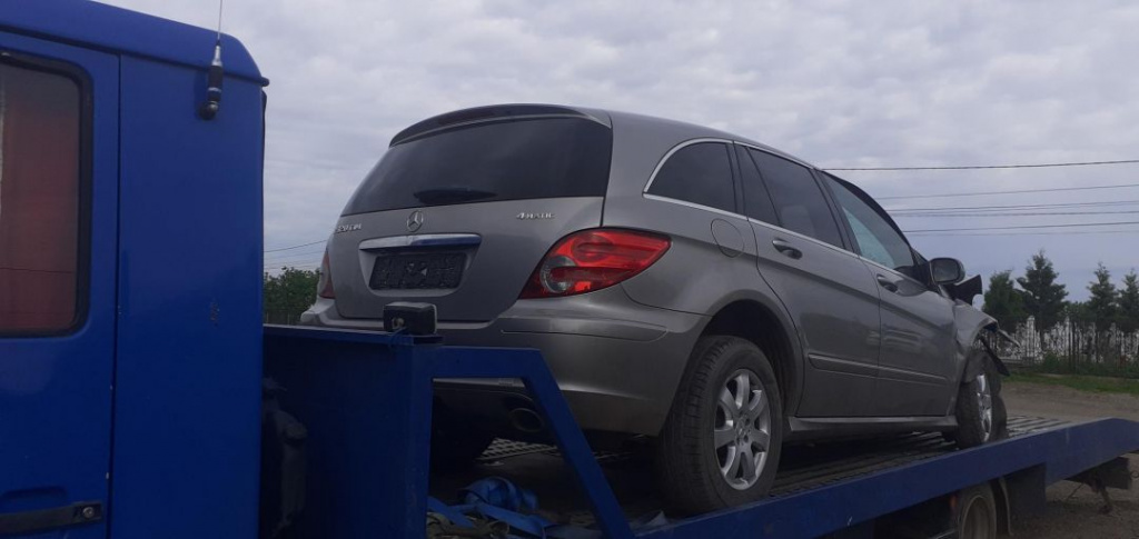 Dezmembrez Mercedes R class 320cdi w251 motor 3.0 V6 bara spate stop tripla lampa stanga dreapta luneta haion broasca toba prag praguri usa portiera stanga dreapta fata spate