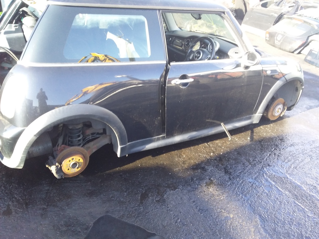 Dezmembrez Mini Cooper an 2003 motor 1.3