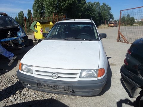Dezmembrez Opel Astra F DIN 1995