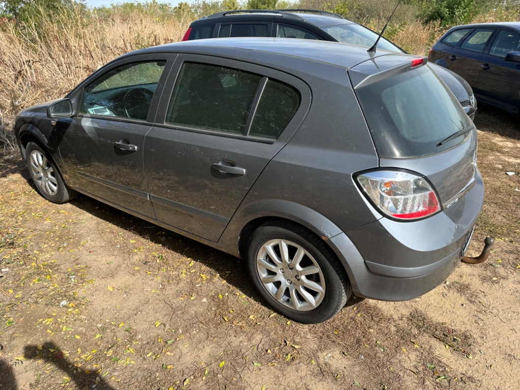 Dezmembrez Opel Astra H 2005 Hatchback 1