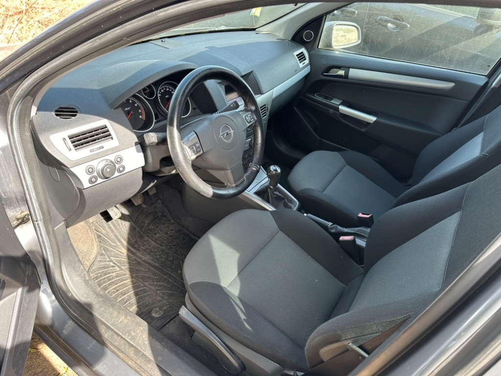 Dezmembrez Opel Astra H 2005 Hatchback 1