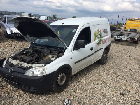 Dezmembrez Opel Combo din 2004