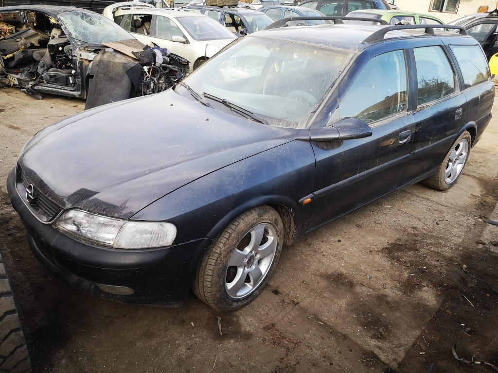 Dezmembrez Opel Vectra B Combi 2.0b 16v (X20XEV), an 1997