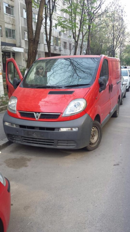 Dezmembrez Opel Vivaro 1.9CDTI DIN 2005