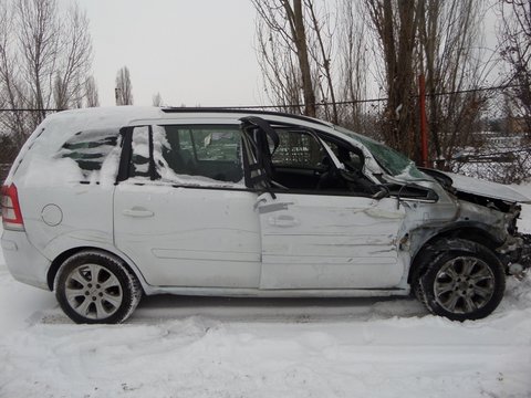 Dezmembrez Opel Zafira 1.9CDTI DIN 2008