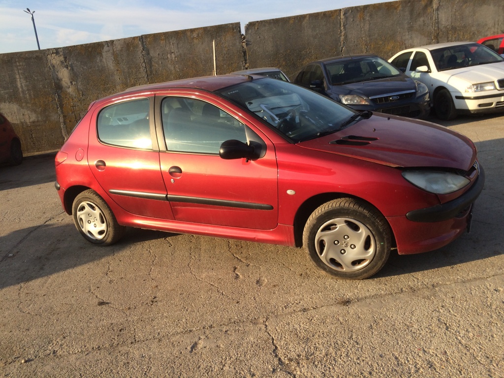 Dezmembrez Peugeot 206 2000 hatchback 1.4 benzina