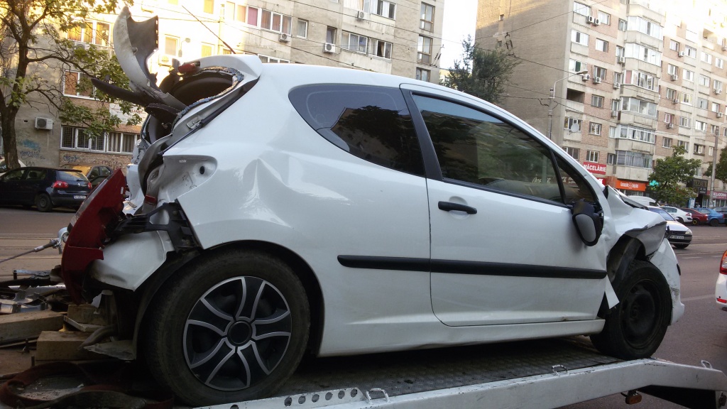 Dezmembrez Peugeot 207