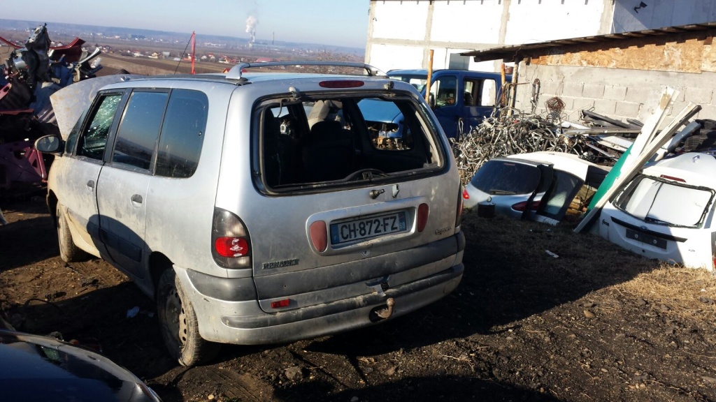 Dezmembrez Renault Espace 2.2 dti an 2001