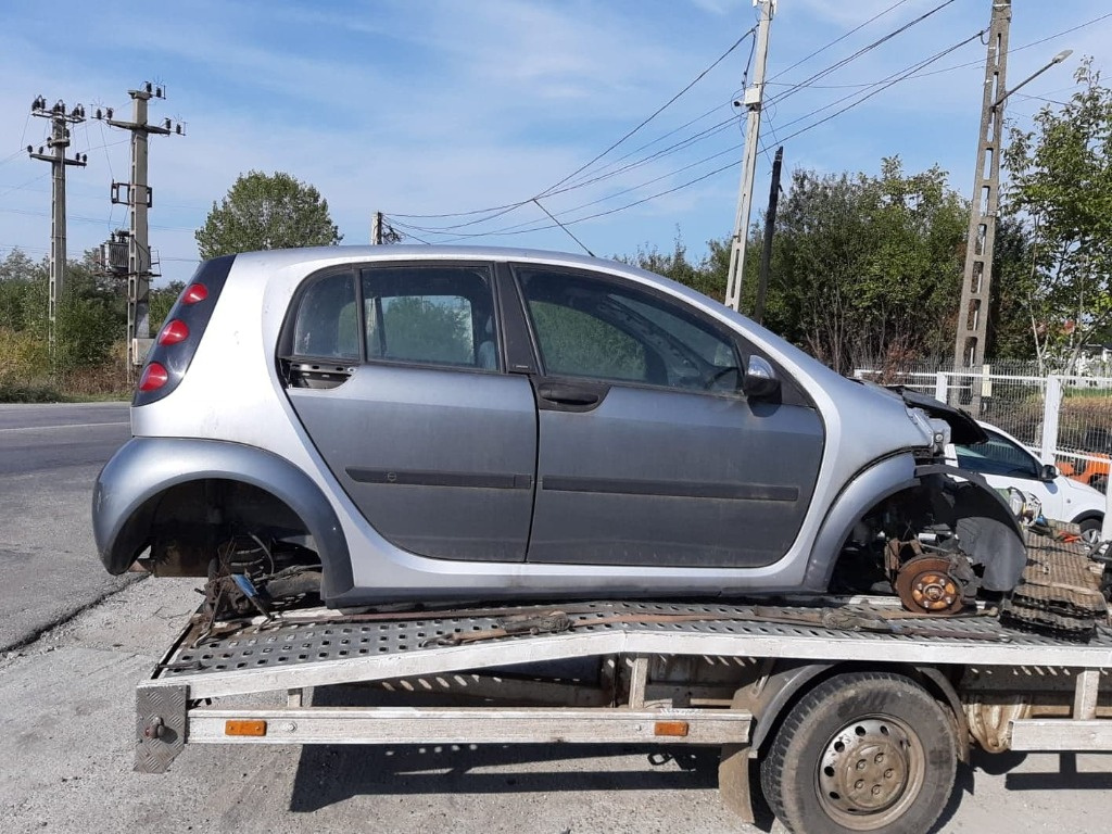 Dezmembrez Smart ForFour 1.5i 109 cai cod motor M135.950 an 2005