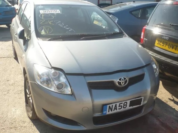 Dezmembrez Toyota Auris VVTI