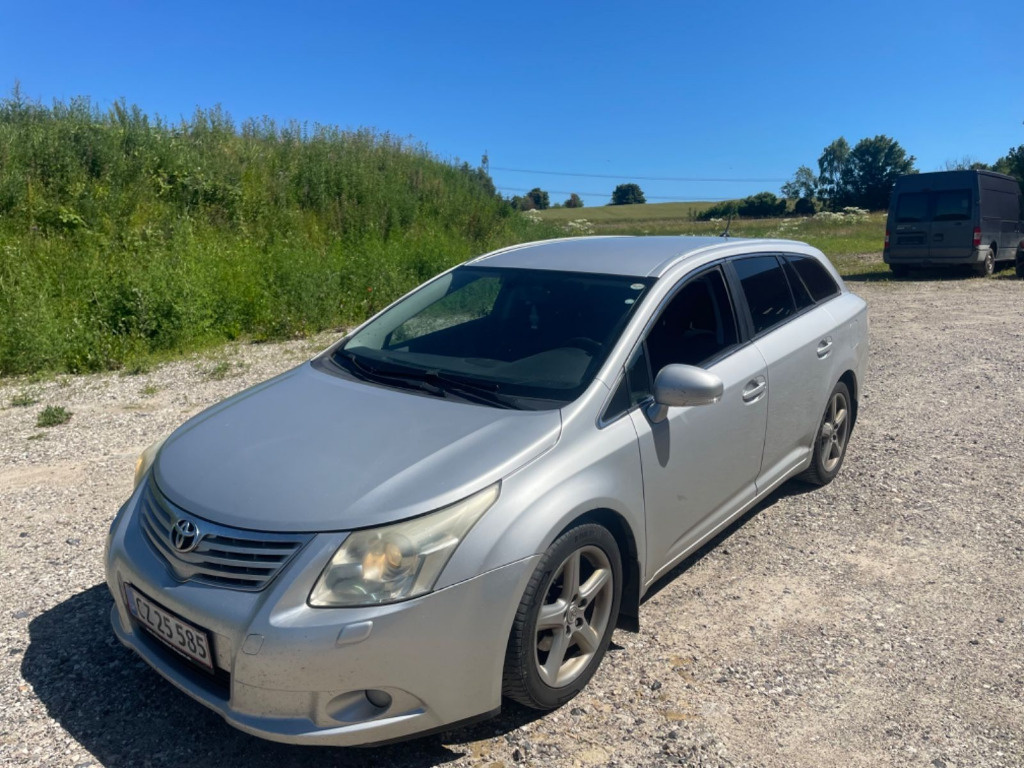 Dezmembrez Toyota Avensis 2010 break 2.0 d in Cluj