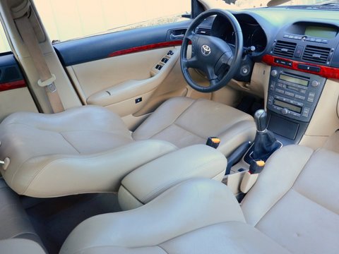 Dezmembrez Toyota Avensis T25 Volan ST 2005 Interior piele crem Motor 2.0 116cp Xenon Limuzina Culoare albastr