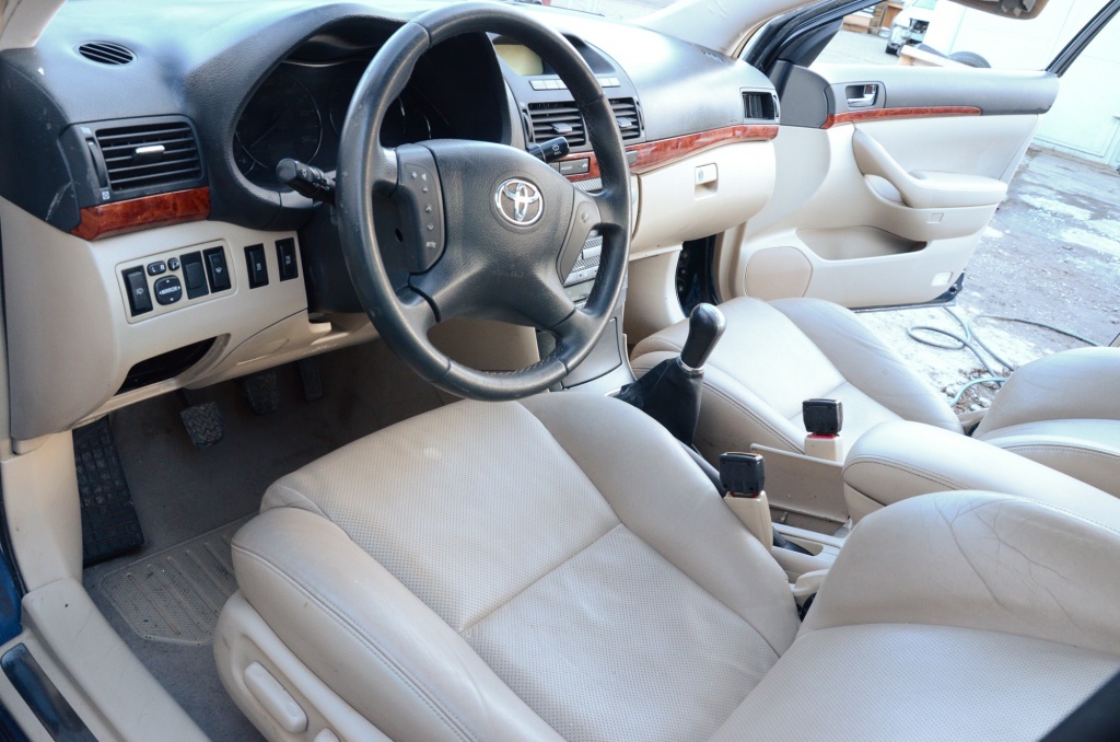 Dezmembrez Toyota Avensis T25 Volan stanga Europa 2004 Interior piele crem Motor 2.0 116cp Xenon