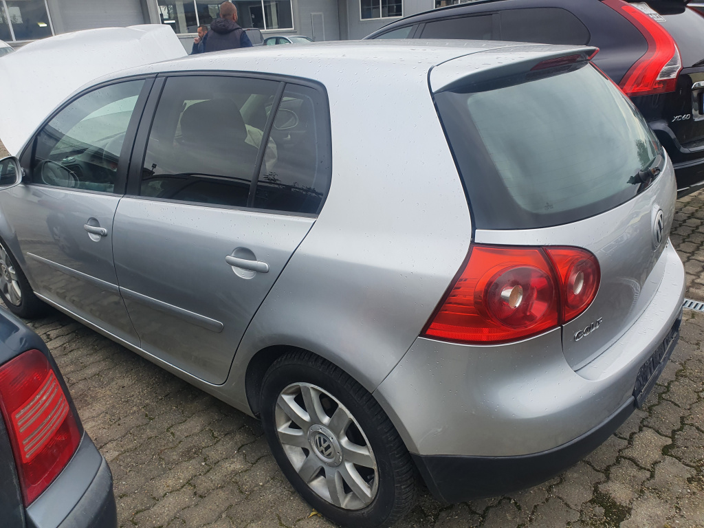 Dezmembrez Volkswagen Golf 5 2004 Hatchback 2.0 TDI, 103 kw, E4, cv manuala 6 trepte
