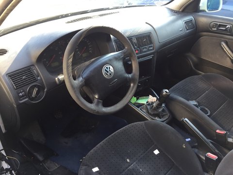 Dezmembrez Volkswagen Golf Mk4