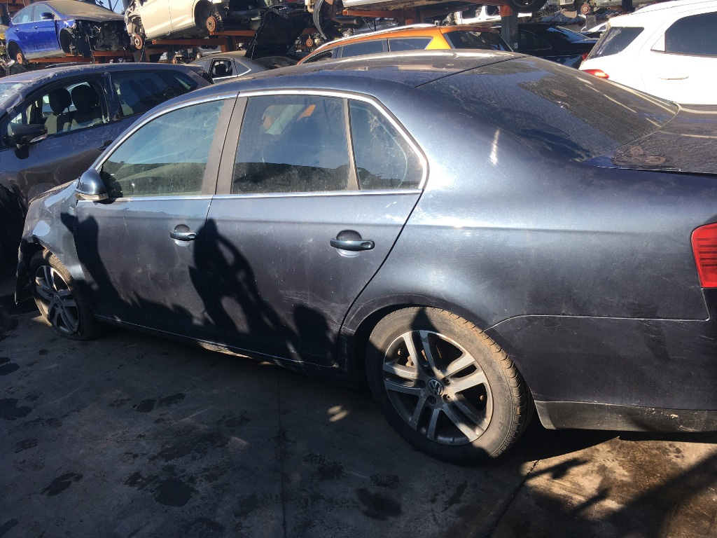 Dezmembrez Volkswagen Jetta 2007 Sedan 1