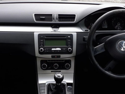 Dezmembrez Volkswagen passat B7 an 2011 motor 1.6 tdi tip CAY euro 5 interior consola centrala cotiera cd radio climatronic grila centrala bord spira volan maneta bloc lumini calculator airbag cortina airbag pasager